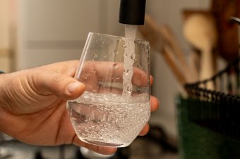 Ha ingyen sört nem is, ingyen vizet kötelesek lesznek adni a vendéglők egy új törvény értelmében