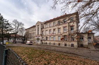 Tombol a járvány, ezért elkülönített egészségügyi központokban várják a légúti fertőzésben szenvedőket