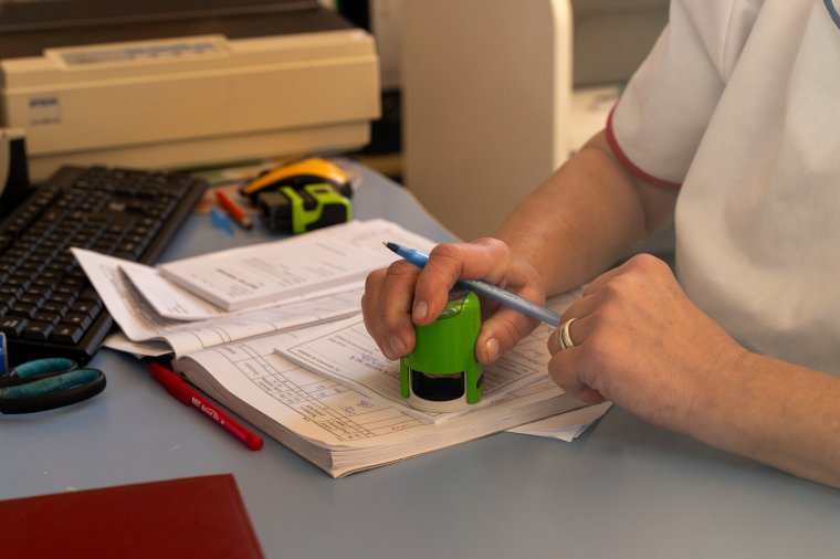 Ellenőrzik a legtöbb betegszabadságot jóváhagyó orvosokat