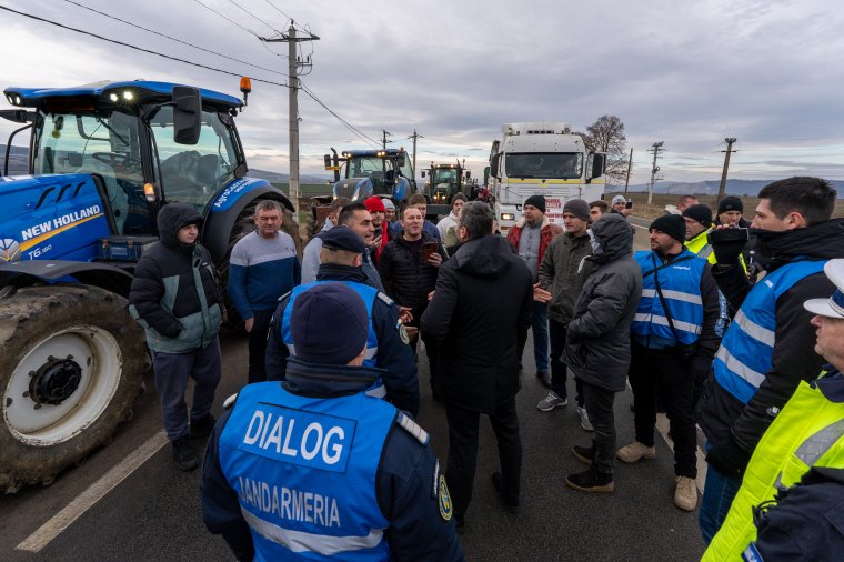 Megegyezett a 13 pontos követelési tételről a miniszter a gazdákkal, utóbbiak felfüggeszthetik a tiltakozást