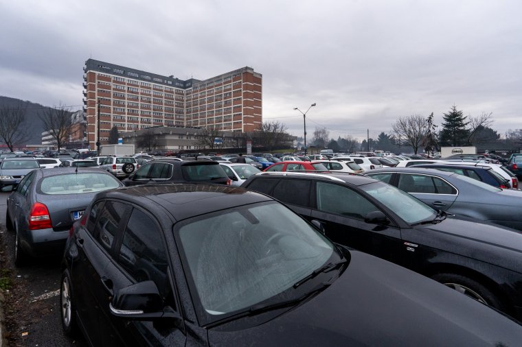 A szenátus már hallgatólagosan elfogadta: büntetőpont járhat a járó motorral parkolásért
