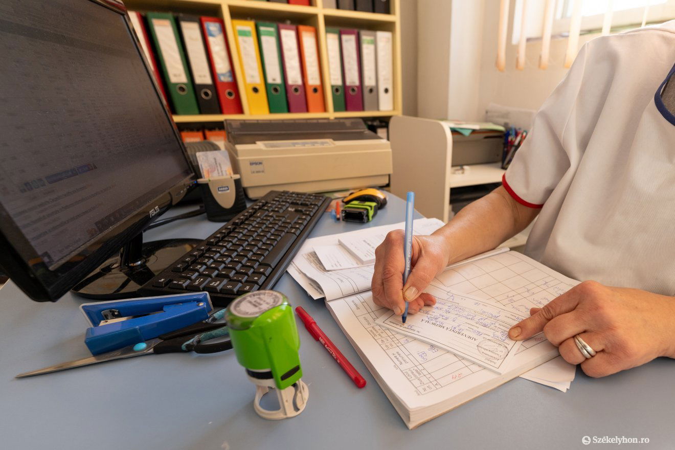 Sok a papírmunka a receptekkel is •  Fotó: Haáz Vince