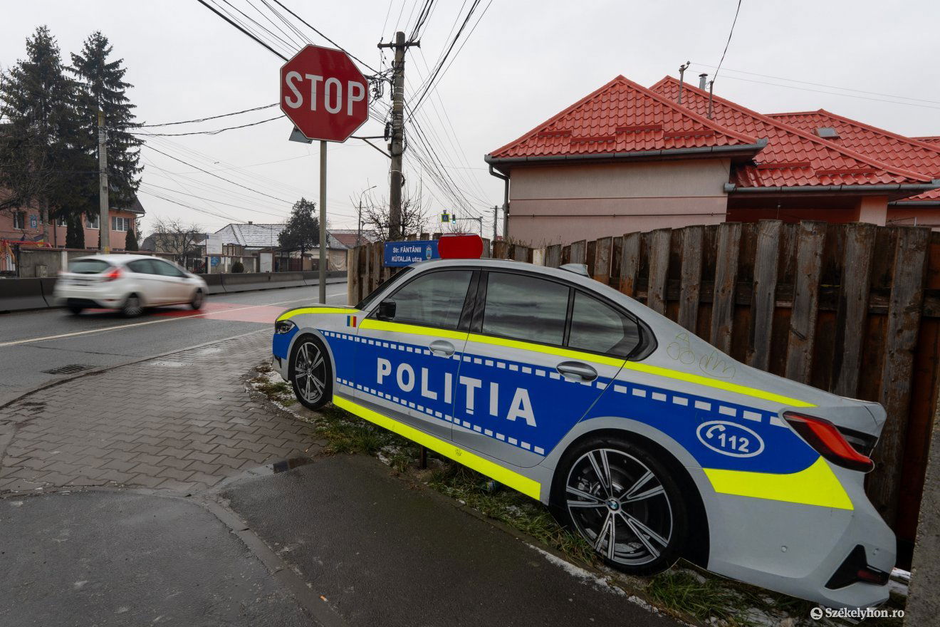 Az álrendőrautót látva szinte kivétel nélkül lassítanak a sofőrök •  Fotó: Haáz Vince