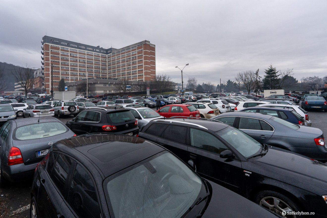 Már-már lehetetlenség üres parkolóhelyet találni a vásárhelyi nagykórház környékén •  Fotó: Haáz Vince