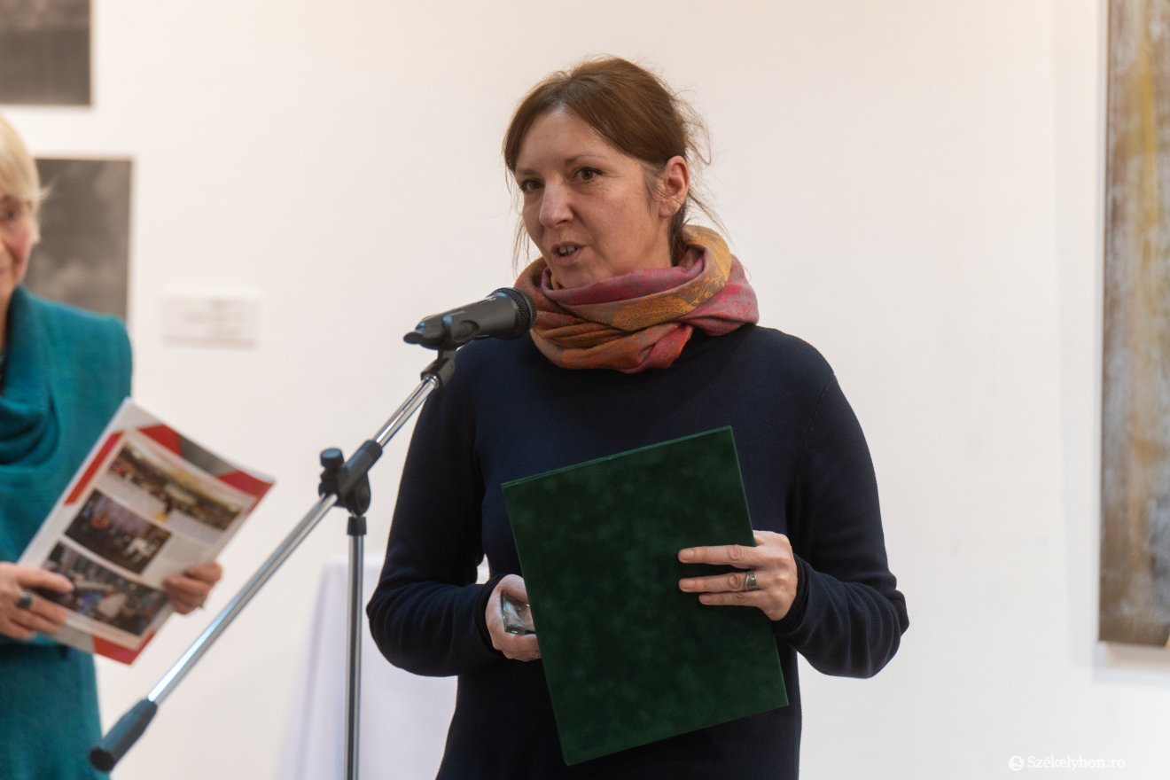 Kiss Judit mintegy két évtizedes újságírói tevékenysége során több száz cikkben mutatta be a romániai magyar irodalom, kultúra, művészet minden rezdülését •  Fotó: Haáz Vince