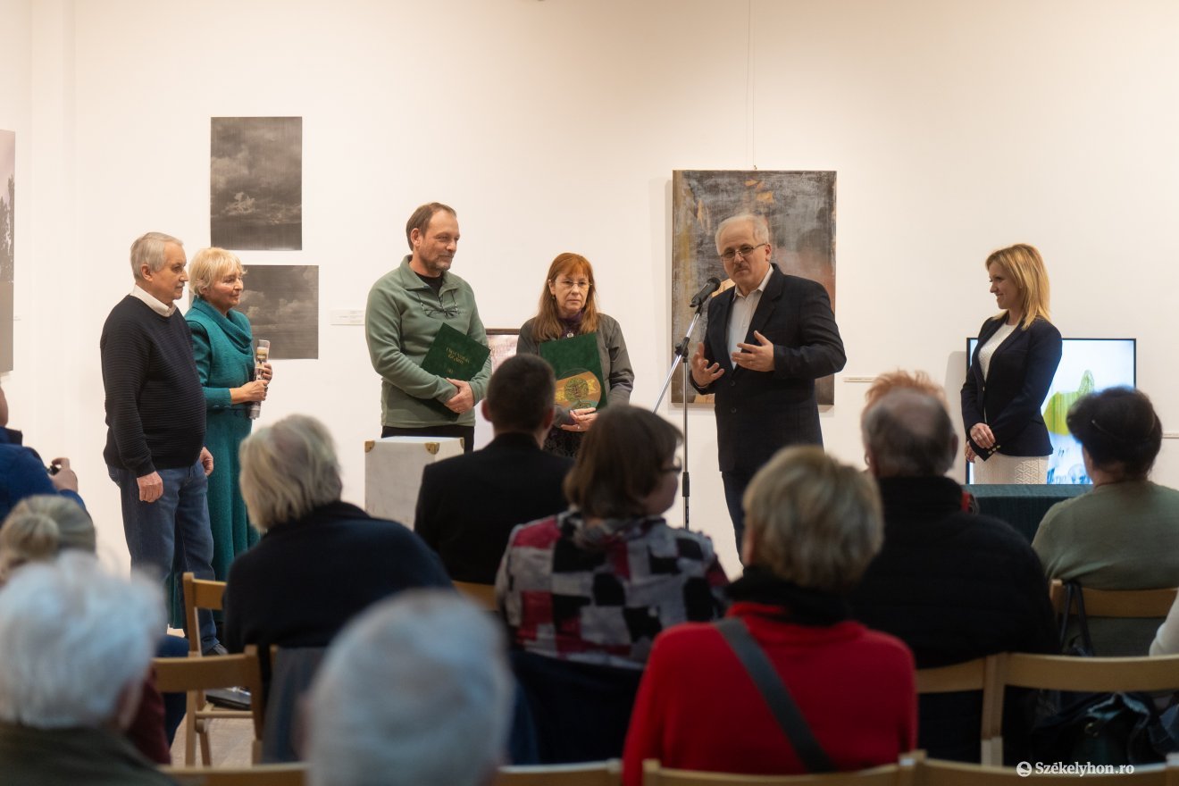 Audiovizuális kategóriában Bartha Ágnes és Kacsó Sándor (középen), a Román Közszolgálati Televízió bukaresti magyar adásának munkatársai részesültek a Pro Cultura et Arte díjban •  Fotó: Haáz Vince