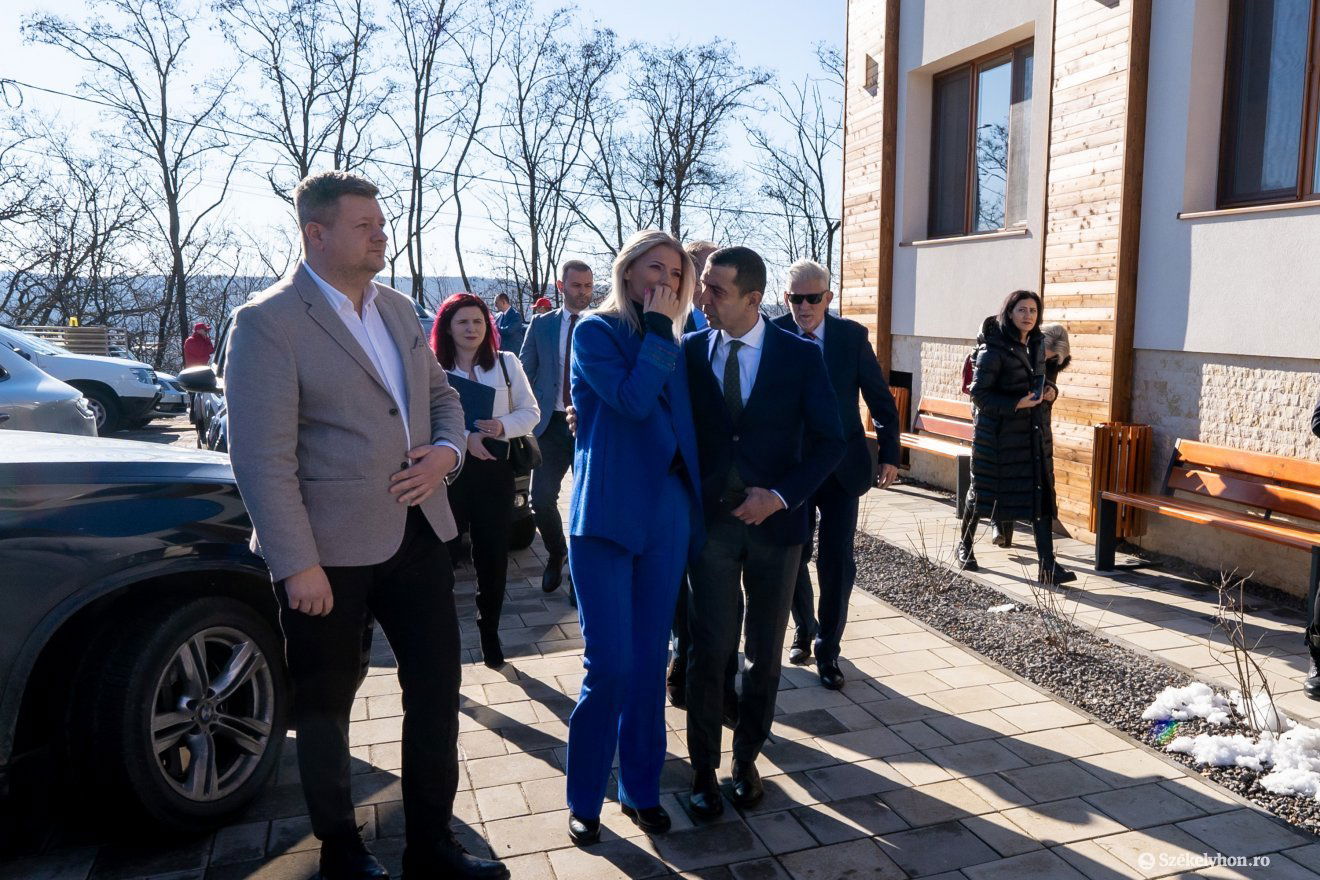 Politikai felhangú volt az esemény. A képen a liberális alpolgármester, a liberális miniszter és a liberális prefektus •  Fotó: Haáz Vince