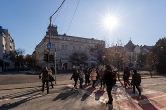 Magasított átjárókat alakítanak ki, hogy kevesebb legyen a gyalogosokat érintő baleset
