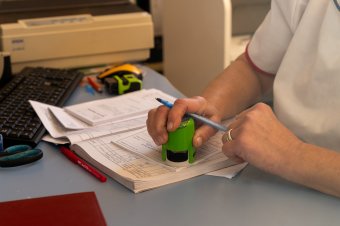 Ellenőrzik a legtöbb betegszabadságot jóváhagyó orvosokat