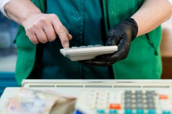 Hamarosan lejárt volna, de időt (és pénzt) nyertünk: meghosszabbították az alapélelmiszerek árréskorlátozását