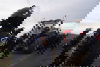 Munkagépekkel indultak tüntetni Marosvásárhelyre, de nem engedik be őket a városba a rendfenntartók