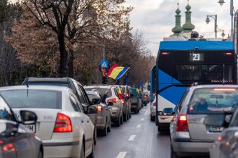 Úton vannak a traktorokkal, a főtérre is bemennek kisautókkal a gazdák