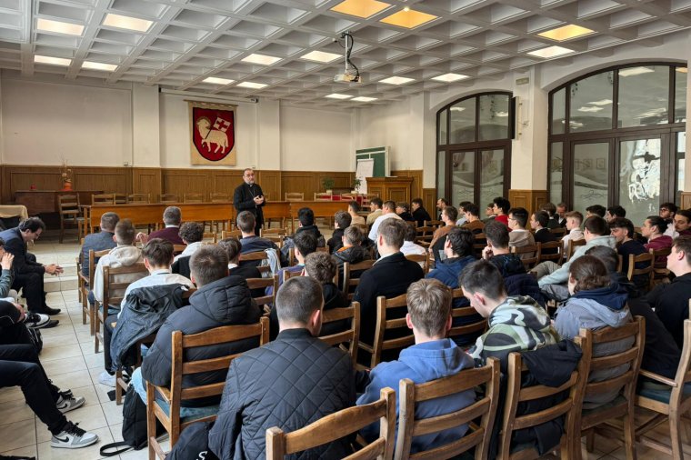 A papi hivatás iránt érdeklődő fiatalokkal beszélgettek Marosvásárhelyen