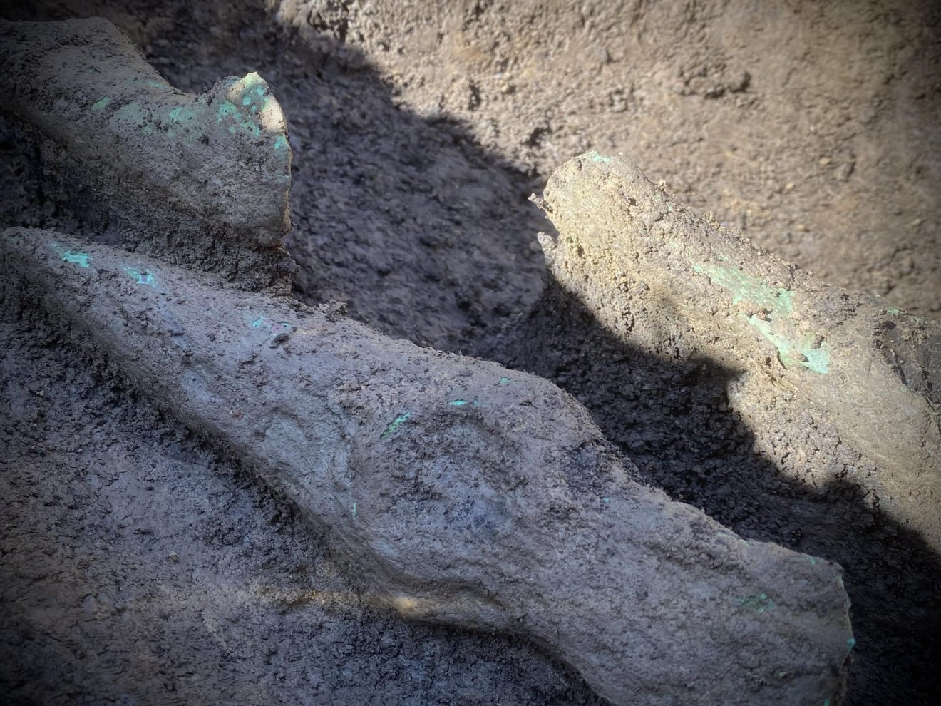 Kebele határában találták a három rézcsákányt •  Fotó: Maros Megyei Múzeum