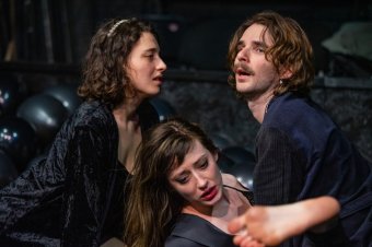 Tizennégy elveszett ember és egy görbe éjszaka – bemutatják a Részegek című előadást