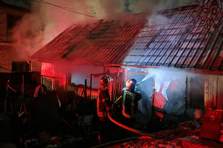 Csak a lemezzel fedett teteje maradt meg a melléképületnek