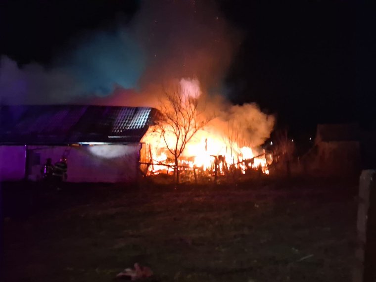 Teljesen leégett egy lakóház tetőszerkezete egy Maros megyei faluban