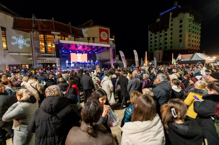 Felkapcsolták az ünnepi fényeket, megnyílt a karácsonyi vásár Marosvásárhely központjában