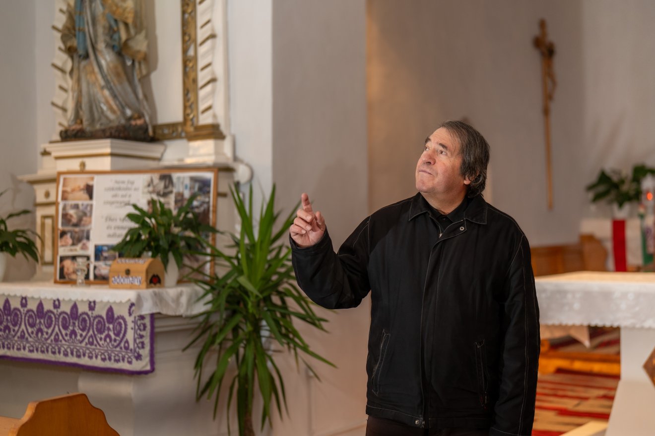 Baricz Lajos harmincöt éves szolgál ugyanabban a templomban &bullet;  Fotó: Haáz Vince