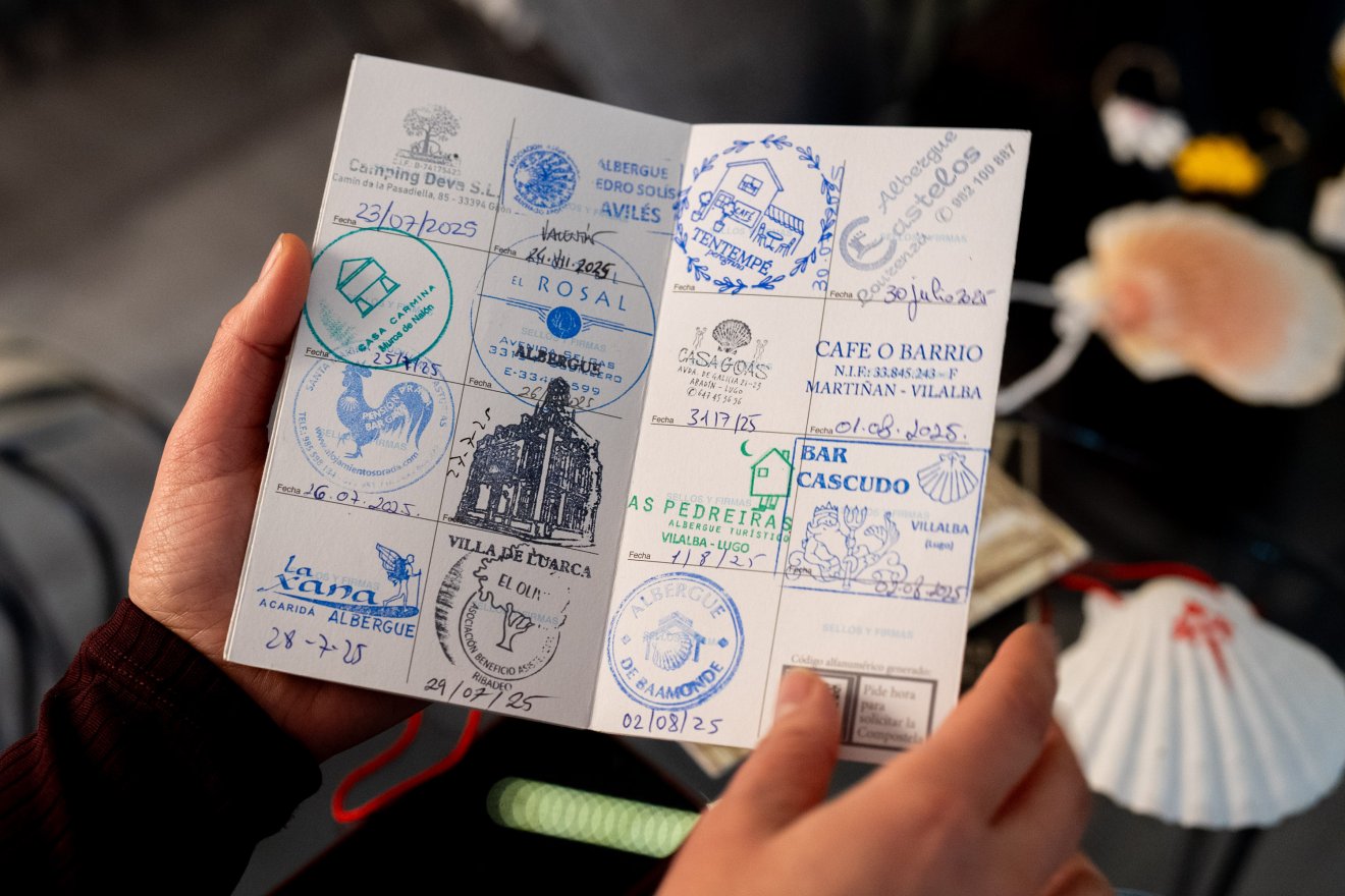 A szálláshelyeken, csomópontokban kapott zarándok-pecsétek, amelyekkel igazolják, hogy megtették az utat •  Fotó: Haáz Vince