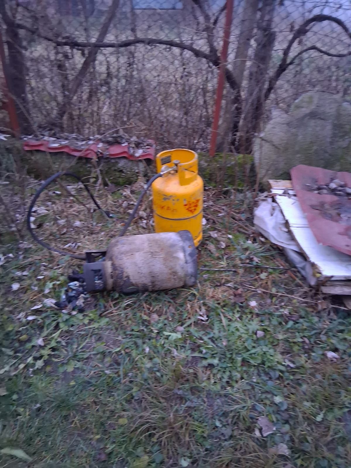 A tűzoltók egy gázpalackot is eltávolítottak az épületből &bullet;  Fotó: Maros megyei tűzoltóság