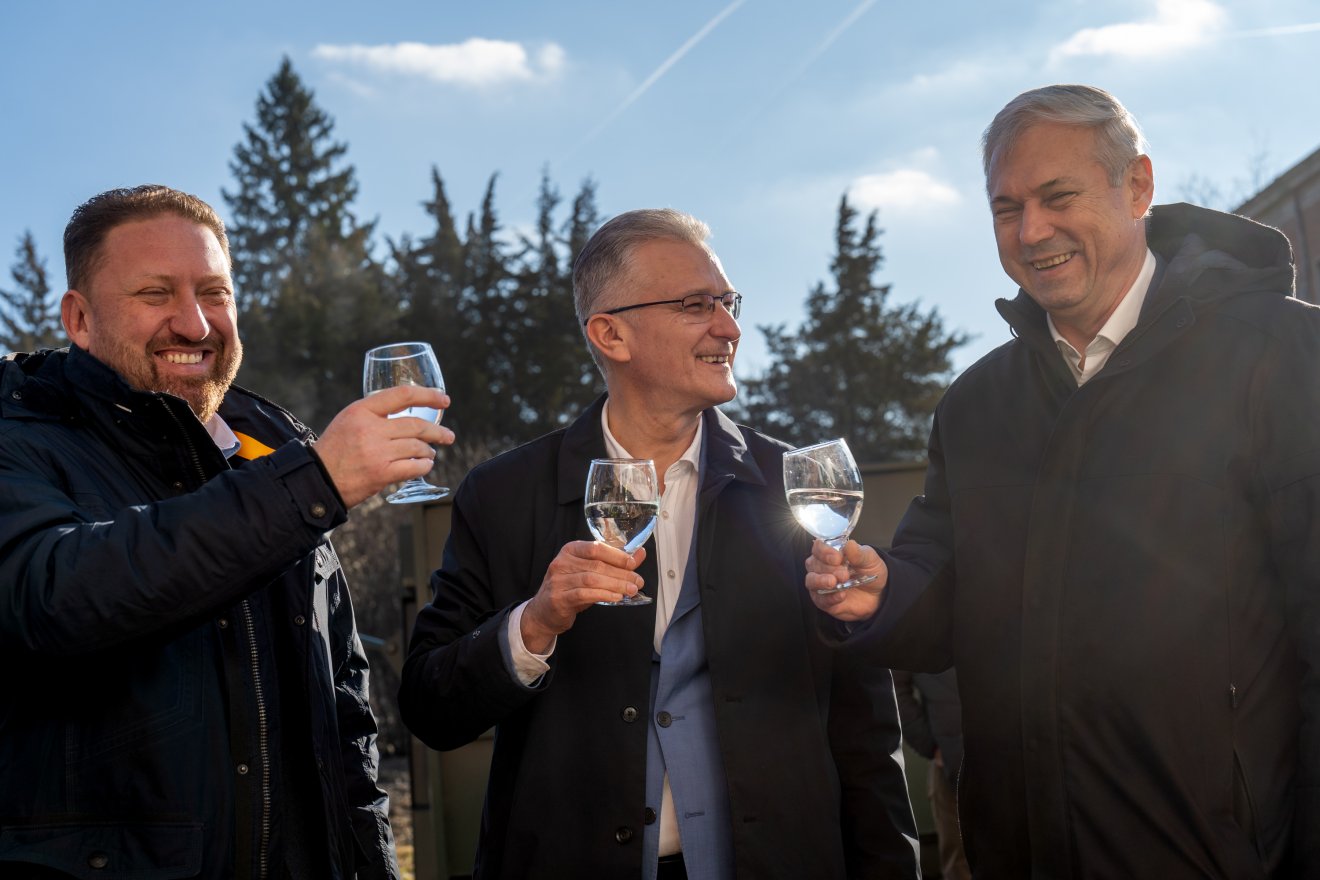Barabási Antal Szabolcs, Sipos Levente és Péter Ferenc hivatalos ivóvíz-kóstolón a gyulakutai vízüzemnél &bullet;  Fotó: Haáz Vince