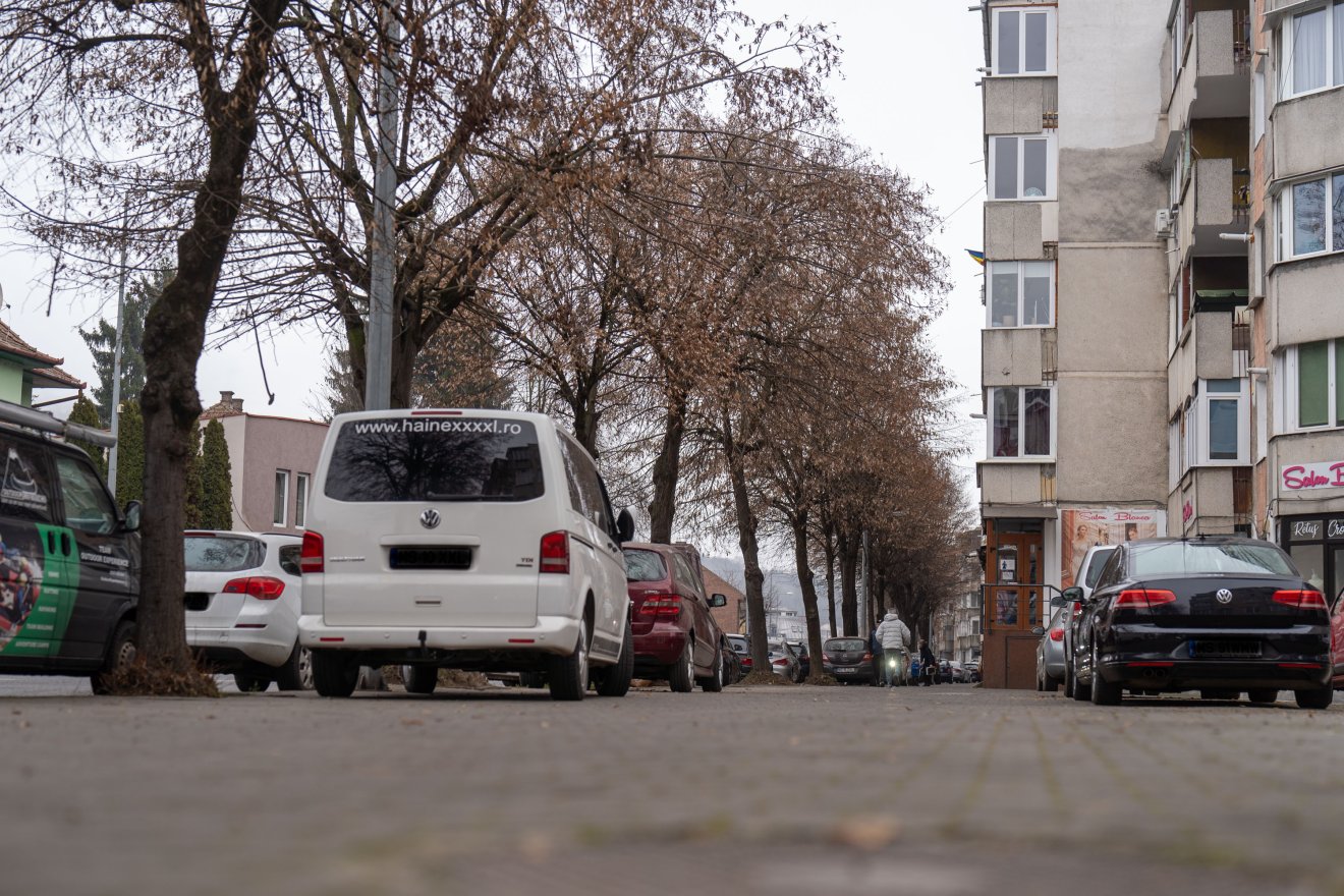 A széles járdát is állomásozónak használják a gépkocsi-tulajdonosok &bullet;  Fotó: Haáz Vince