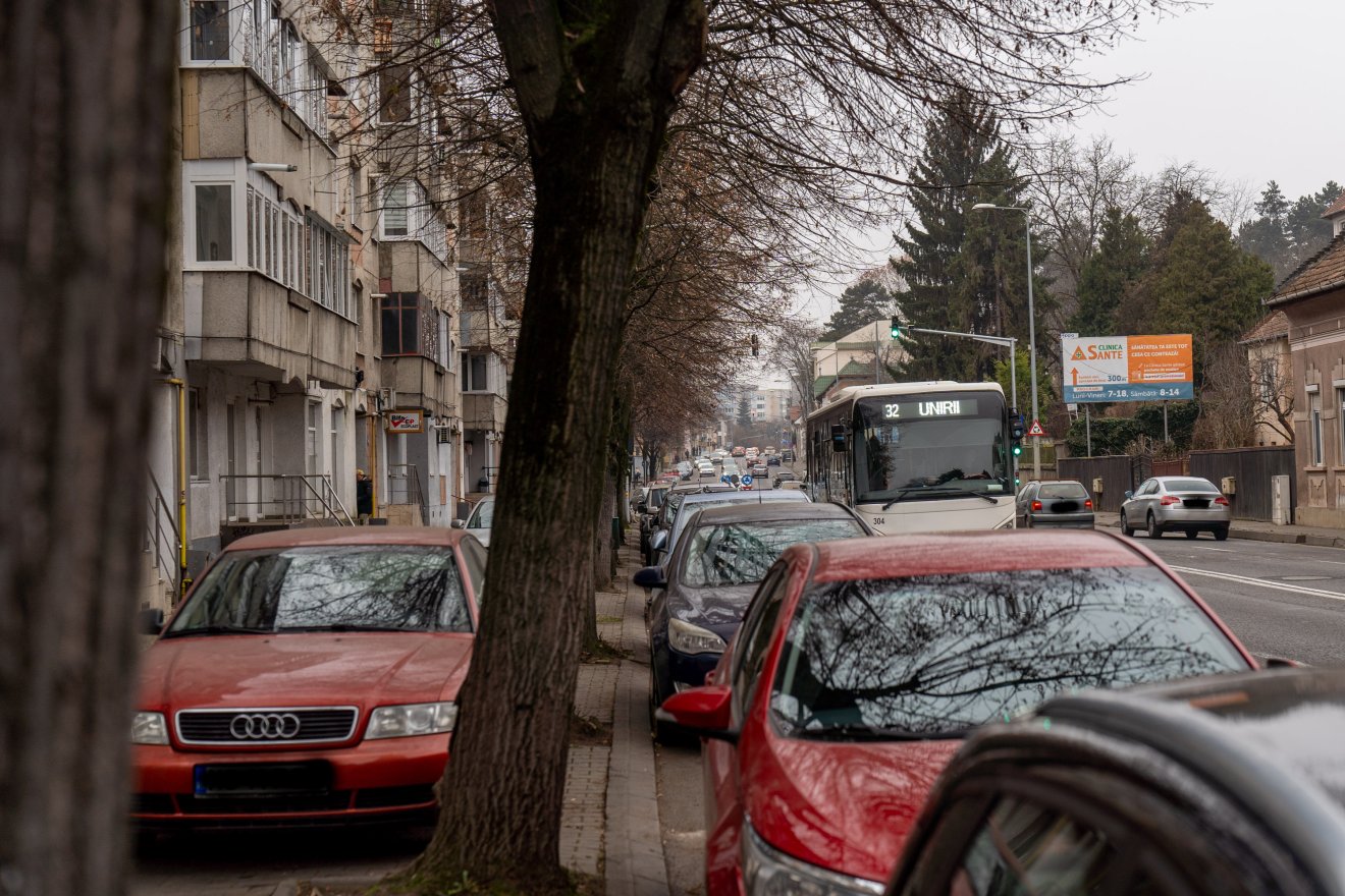 Mindenhol is parkolnak &bullet;  Fotó: Haáz Vince