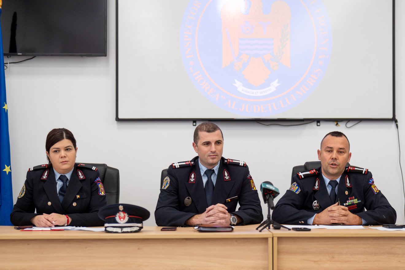 Călușeri Alexandra, a tűzoltóság szóvivője, Ciungan Sorin főfelügyelő helyettes és Moldovan Alin a műszaki mentés és a sürgősségi orvosi ellátás felkészítéséért felelős országos intézmény vezetője számolt be az új mentőautókról &bullet;  Fotó: Haáz Vince