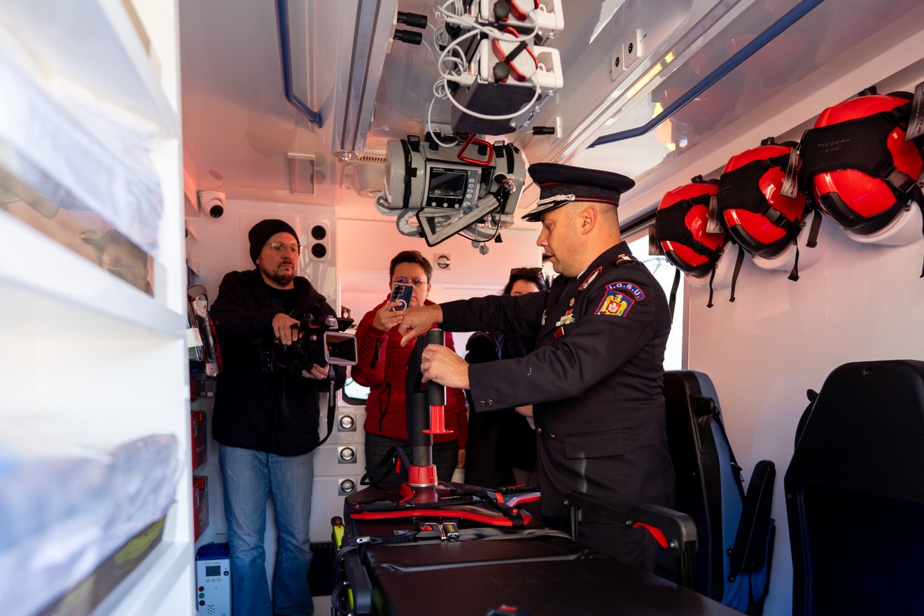 Corpuls CPR automata mellkaskompressziós készülék is van a C1 típusú mentőben, ez a szívmegállásos betegek újraélesztését pontosan és megszakítás nélkül végzi szállítás közben is &bullet;  Fotó: Haáz Vince