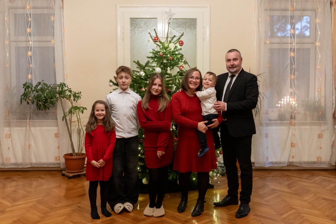 A lelkészcsalád apraja-nagyja &bullet;  Fotó: Haáz Vince