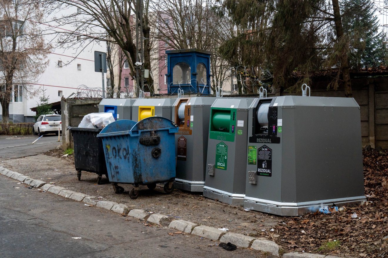 Kontraszt: érintetlen okostárolók és régi, koszos szemétkukák látványa &bullet;  Fotó: Haáz Vince