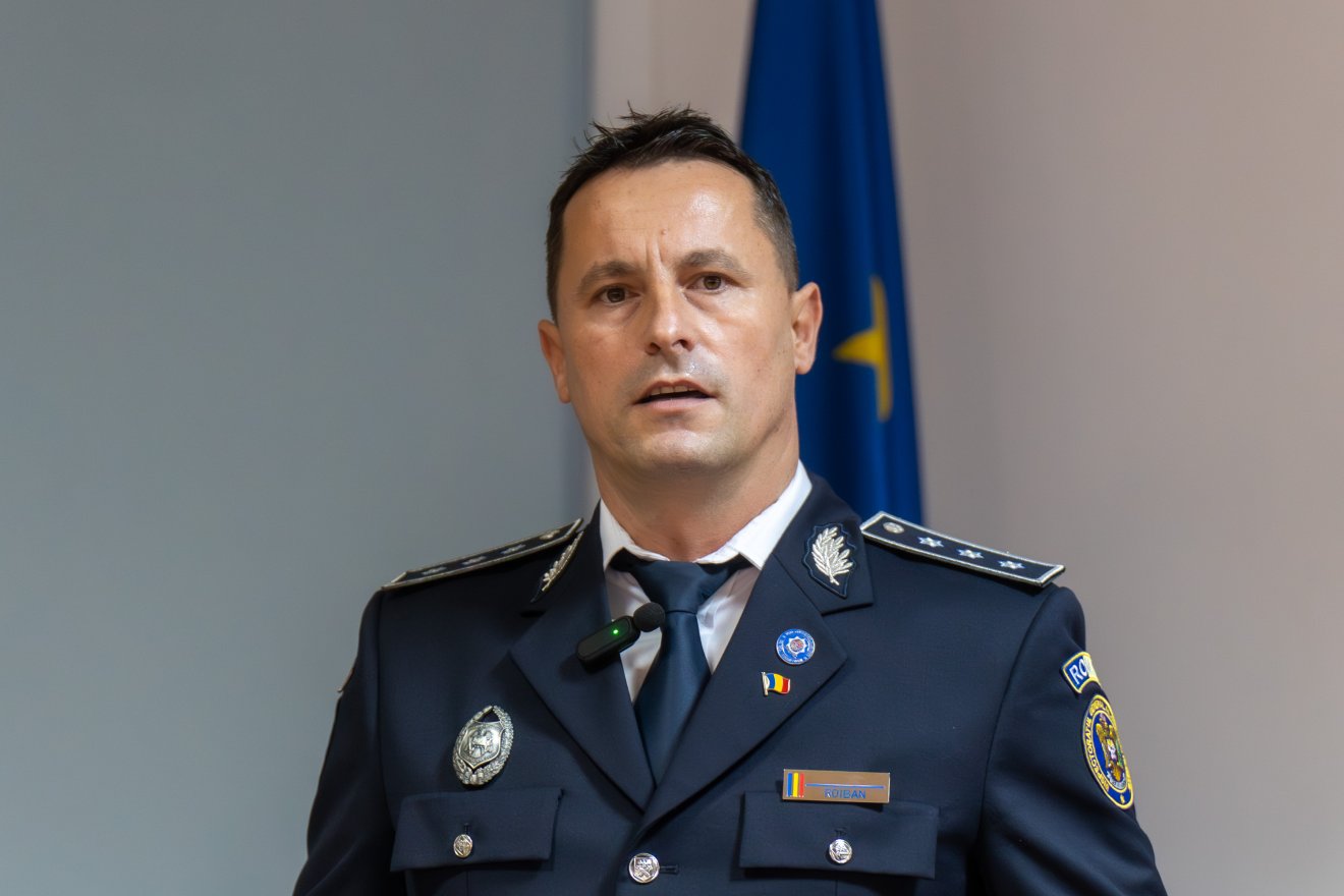 Roiban Lucian,
a Maros megyei rendőrség fegyverek, robbanóanyagok és veszélyes anyagok ellenőrzésével foglalkozó osztályának vezetője: egytől öt évig terjedő szabadságvesztés is kiszabható a pirotechnikai eszközök illegális birtoklásáért • Fotó: Haáz Vince