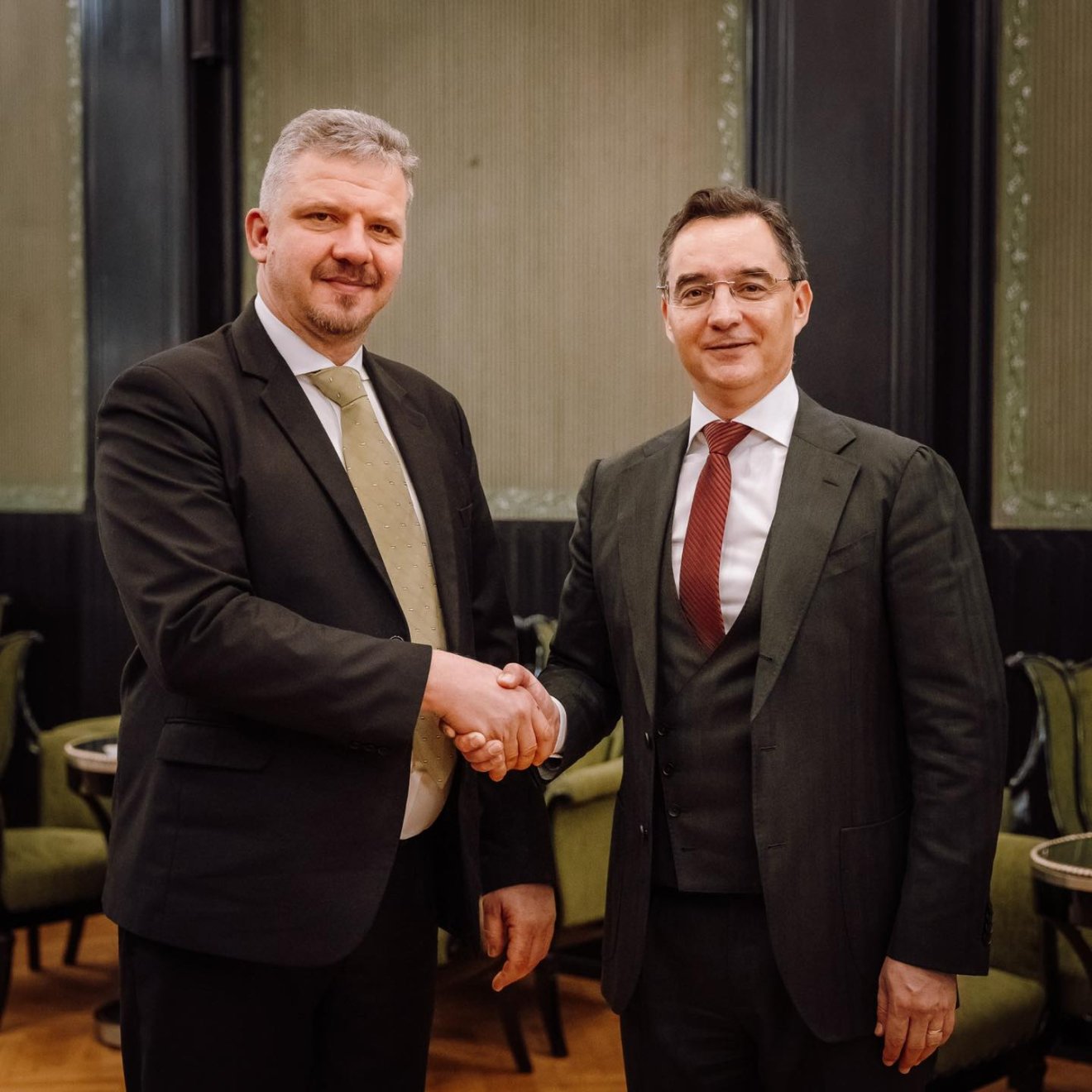 Soós Zoltán, Marosvásárhely polgármestere és Papp László, Debrecen polgármestere a marosvásárhelyi Kultúrpalota Tükörtermében •  Fotó: Soós Zoltán hivatalos Facebook-oldala