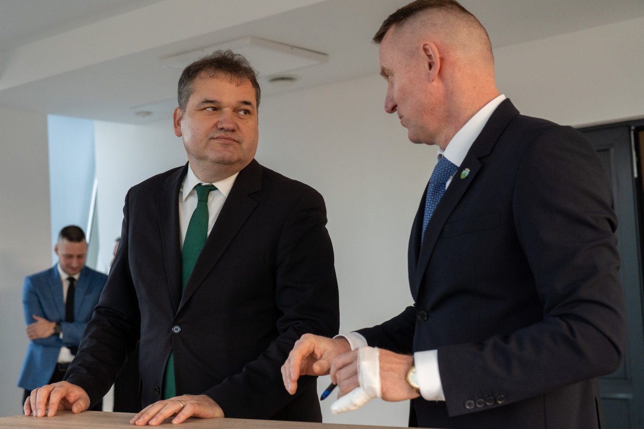 A fejlesztési miniszter és a polgármester aláírják az átadási-átvételi szerződést &bullet;  Fotó: Haáz Vince