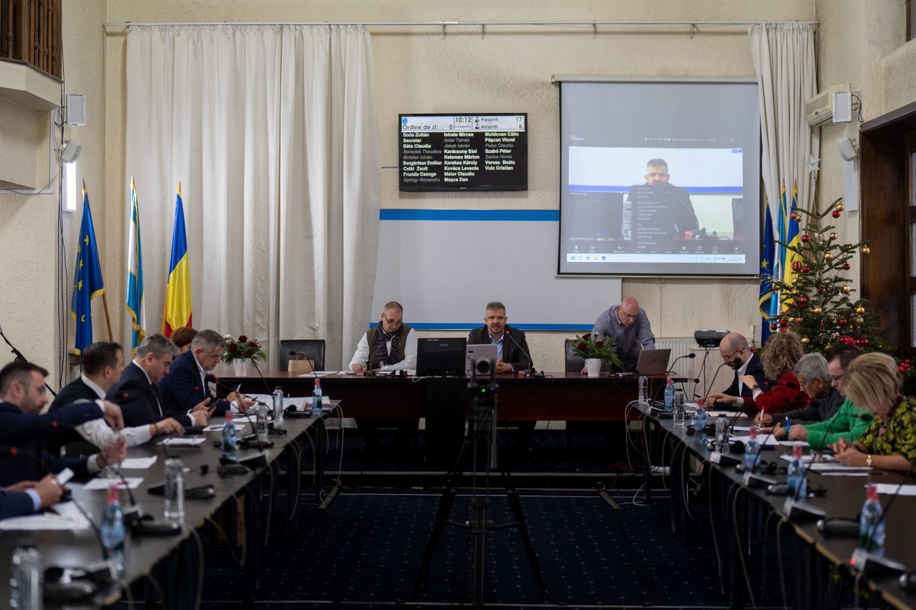 Ünnepi hangulat a decemberi marosvásárhelyi tanácsülésen. Azért a vitának is volt helye &bullet;  Fotó: Haáz Vince