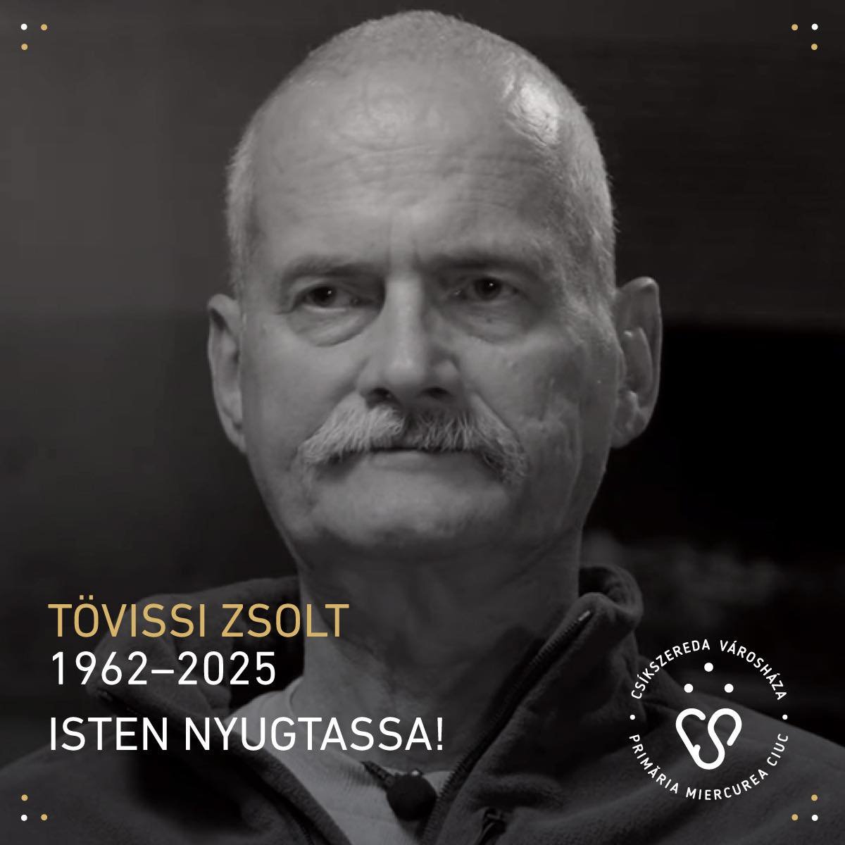 Tövissi Zsolt építész tiszteletére a csíkszeredai városházára kitűzik a fekete zászlót • Fotó: Korodi Attila közösségi oldala