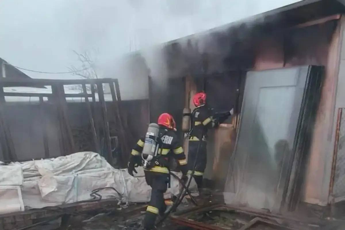 Szászrégenen egy mellékhelyiség vált a lángok martalékává &bullet;  Fotó: Maros megyei ISU