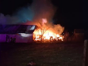 Teljesen leégett egy lakóház tetőszerkezete egy Maros megyei faluban