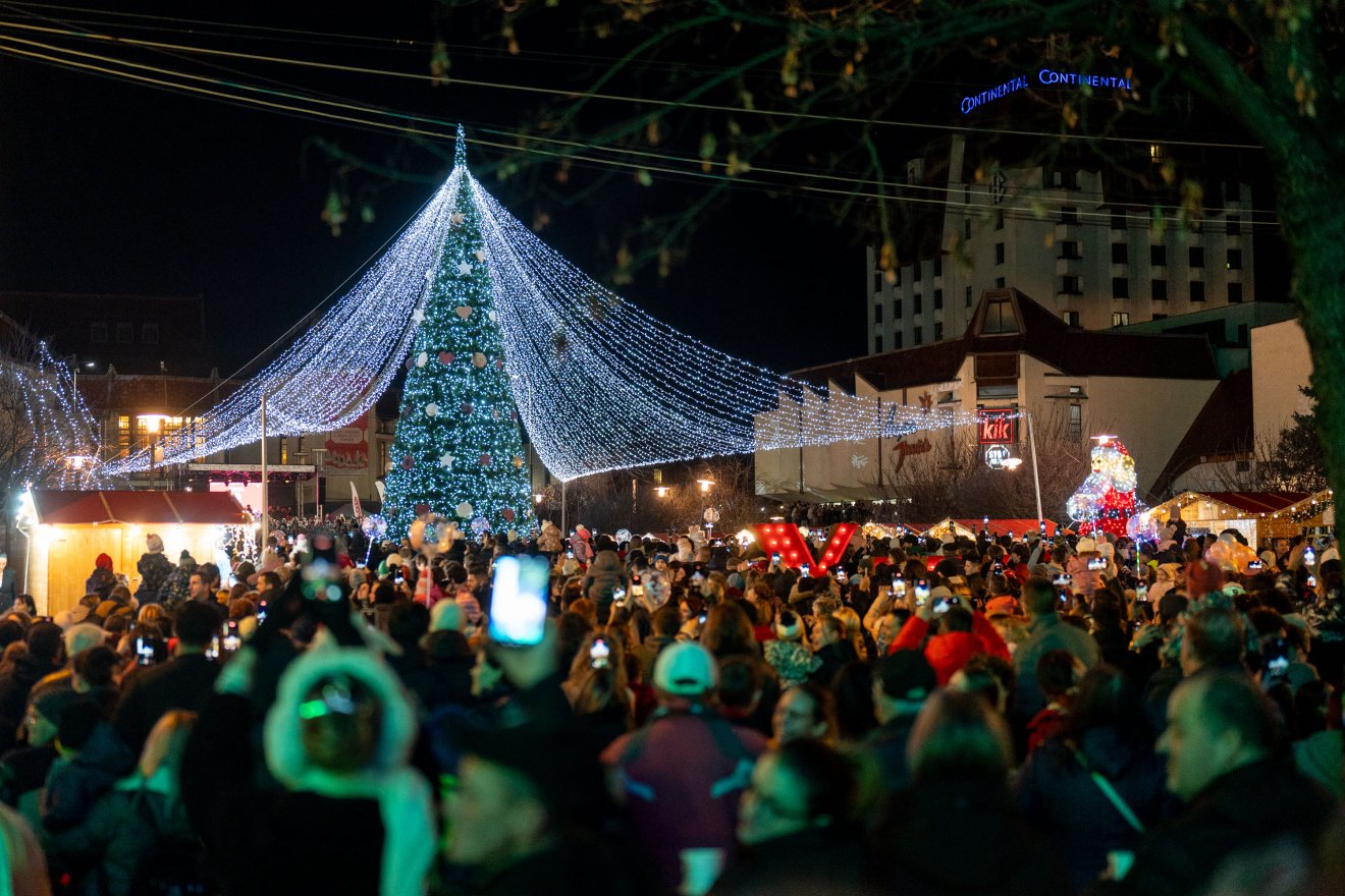 Felkapcsolták az ünnepi fényeket, megnyílt a karácsonyi vásár Marosvásárhely központjában