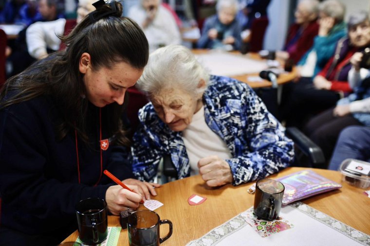 Jótékonysági maraton Marosvásárhelyen: gyerekekkel foglalkoztak, időseket és hajléktalanokat kerestek fel