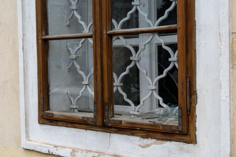 Betörték a Teleki Téka több ablakát