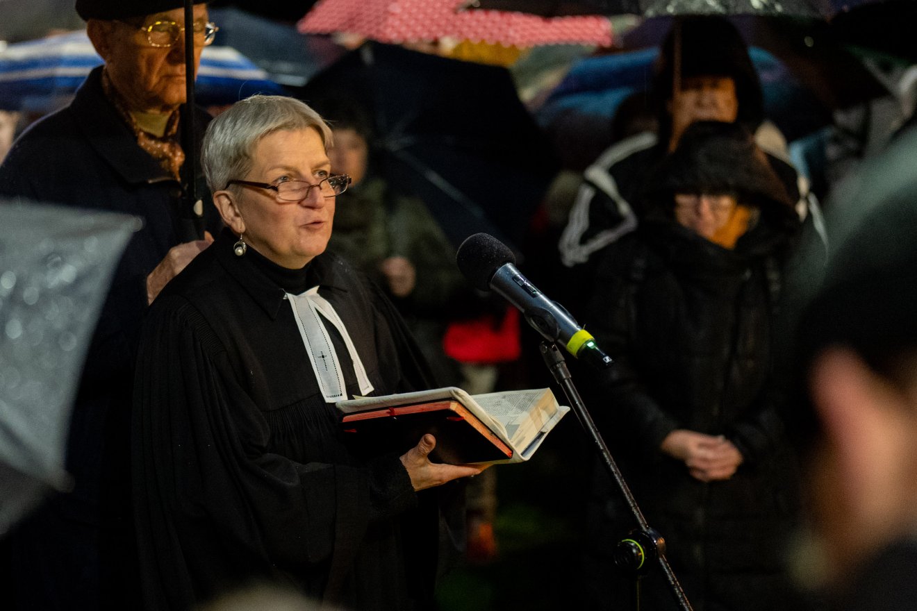 Papp Noémi evangélikus lelkipásztor hirdetett igét a Bolyai téren advent első vasárnapján •  Fotó: Haáz Vince