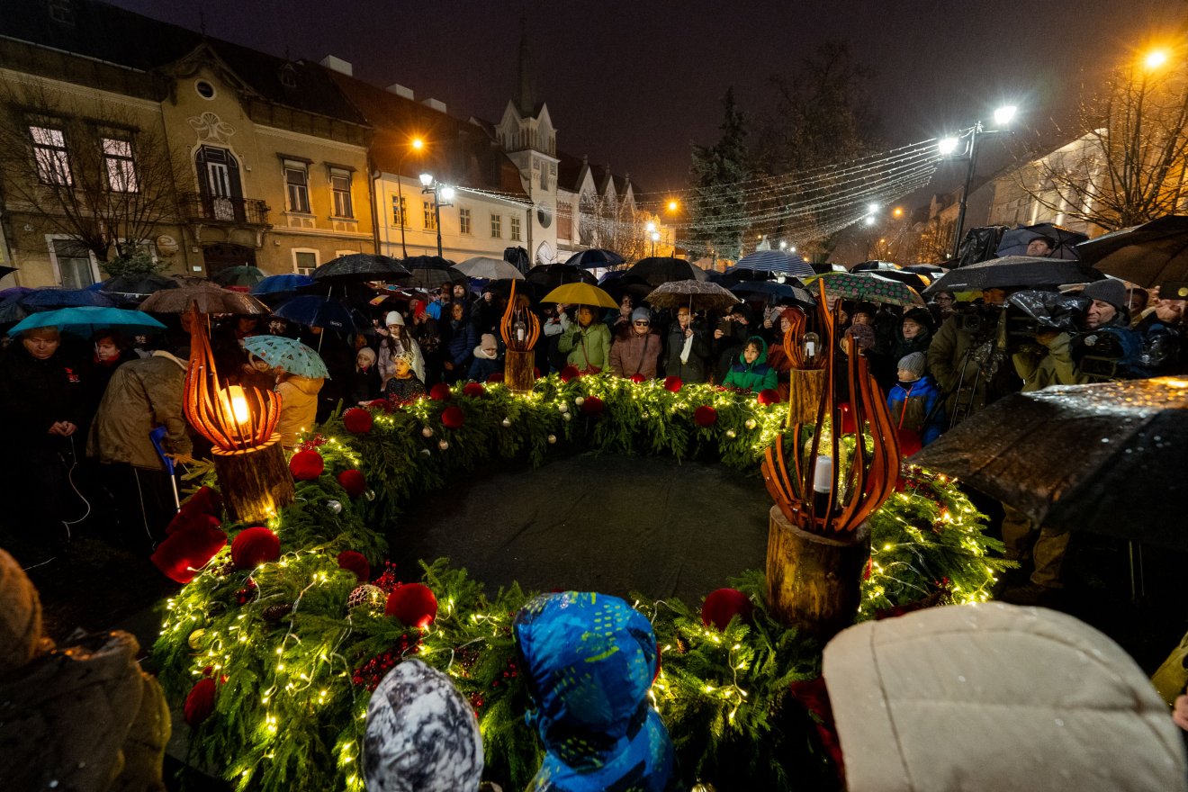 A szitáló eső ellenére is összegyűlt a közösség a Bolyai téren advent első vasárnapján •  Fotó: Haáz Vince