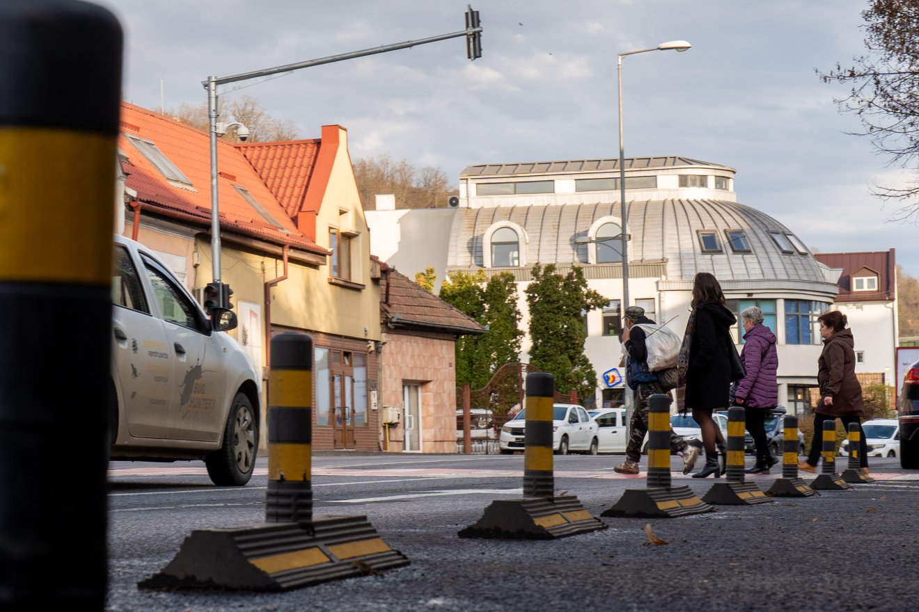 Az oszlopok akadályozzák a gépkocsik parkolását, de láthatóbbá teszik az átjárót •  Fotó: Haáz Vince