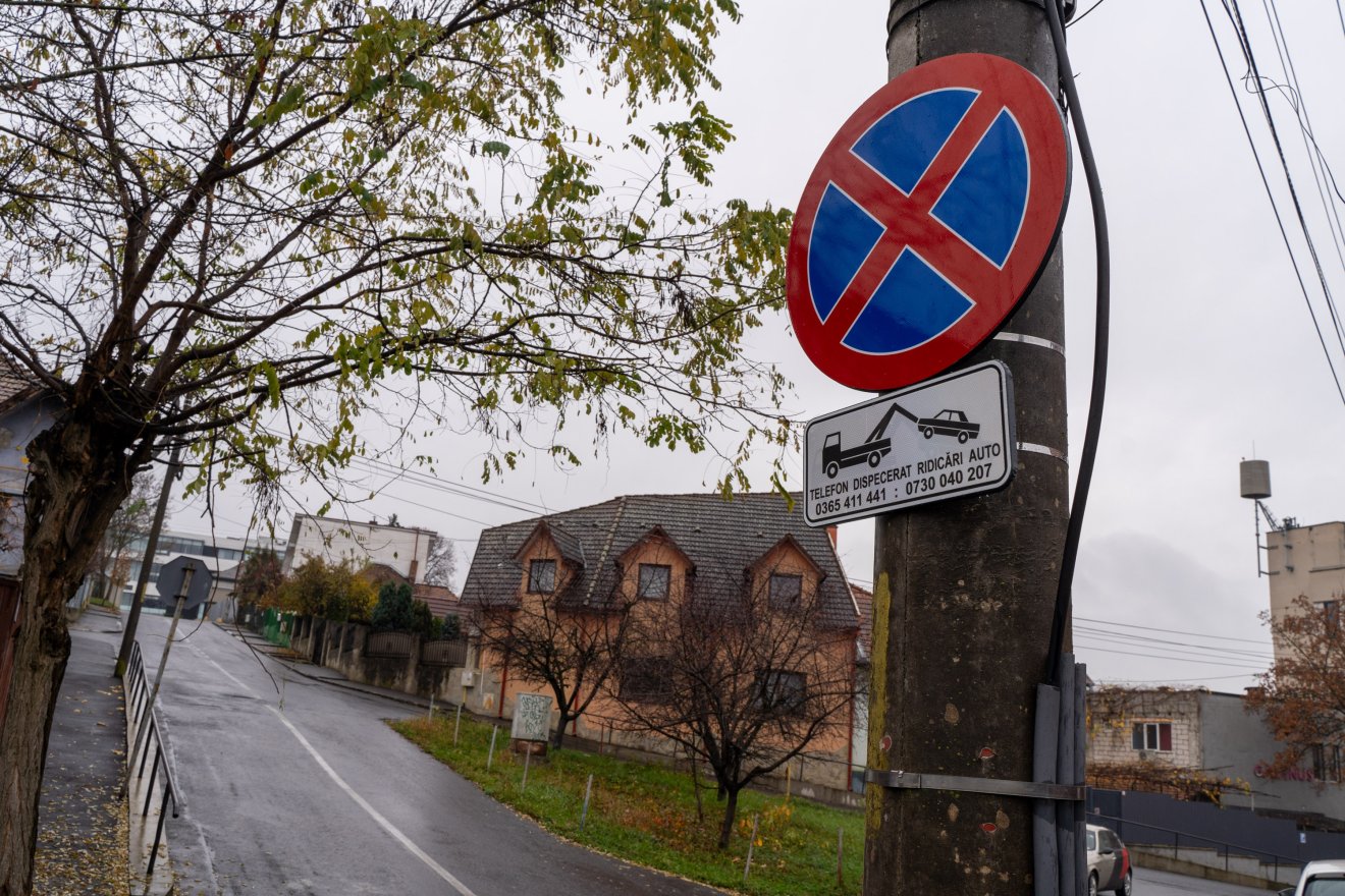 Tilos az utca mindkét oldalán parkolni •  Fotó: Haáz Vince