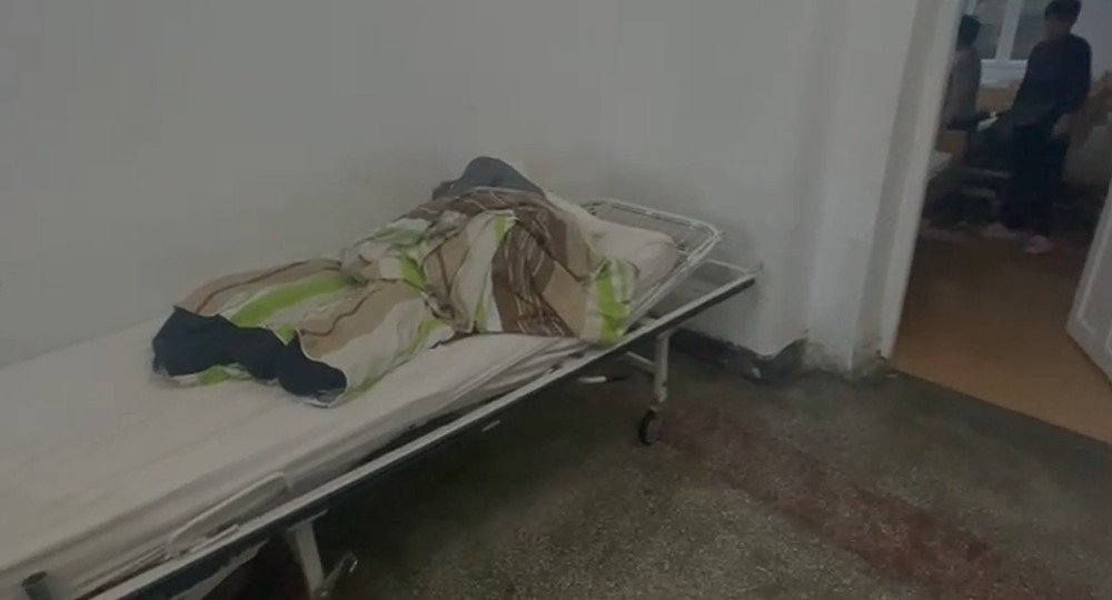 Szakadtak  és koszosak az ágyneműk – állítják a civilek •  Fotó: Georgiana Pascu közösségi oldala