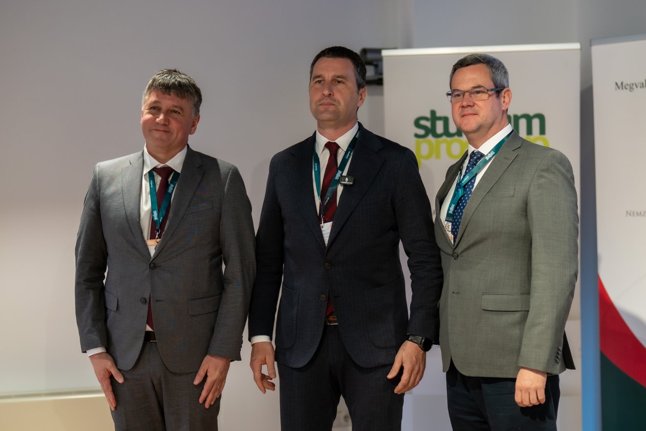 Vass Levente egészségpolitikus (b), Tánczos Barna miniszterelnök-helyettes és Takács Péter magyarországi egészségügyi államtitkár (j) •  Fotó: Haáz Vince