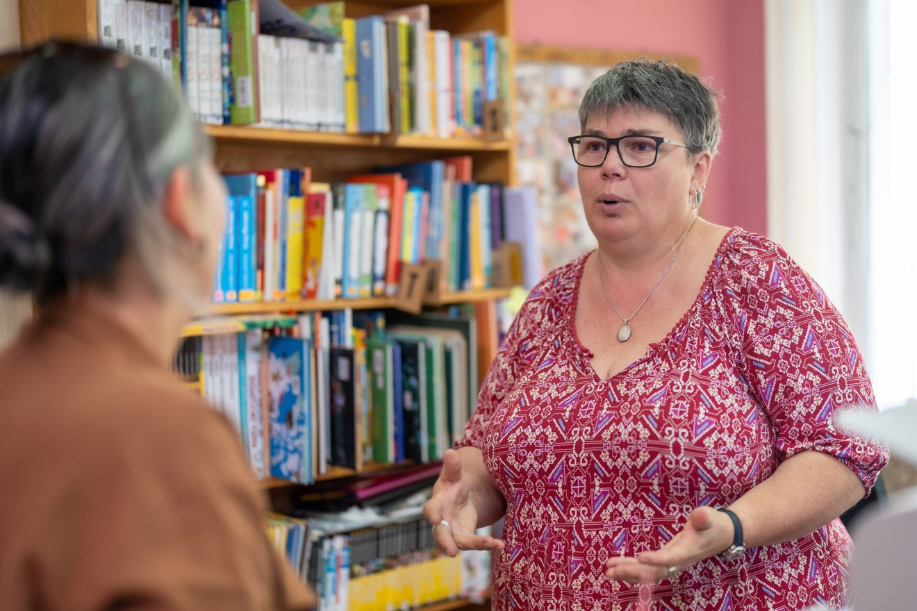 Illyés Claudia, marosvásárhelyi könyvtáros úgy érzi, el kell juttatnia a tudást, a könyveket oda is, ahová nehezen jutnak el •  Fotó: Haáz Vince