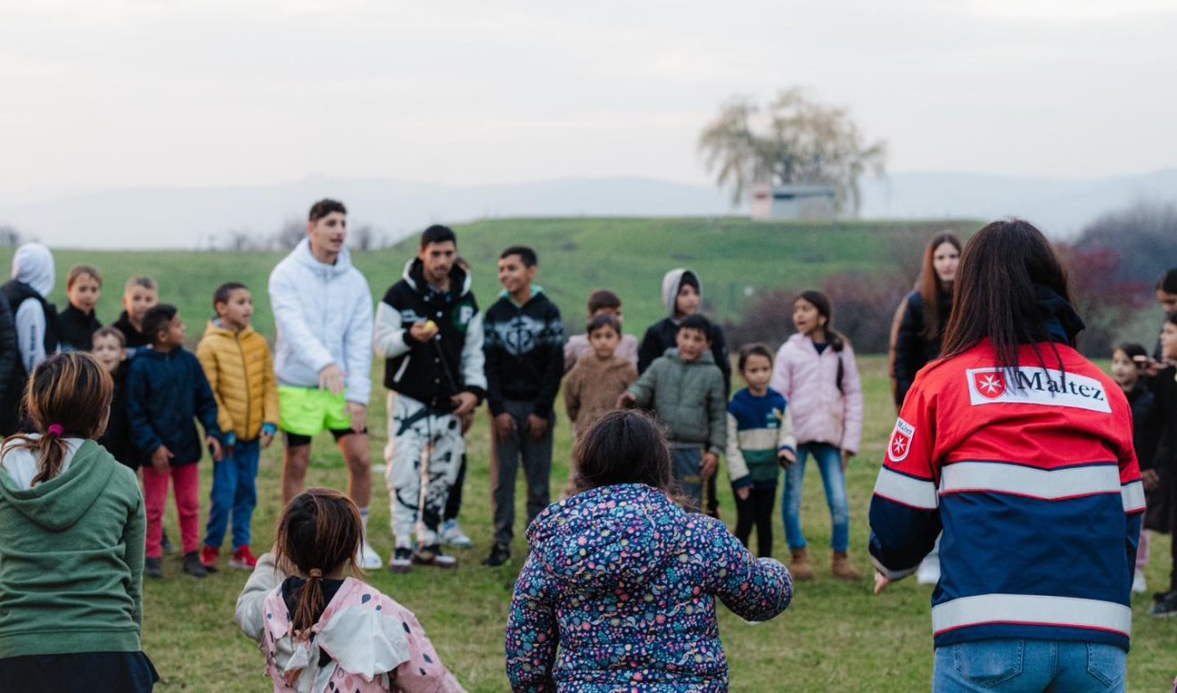 A Hidegvölgyben együtt játszodtak a gyerekekkel •  Fotó: Marosvásárhelyi Máltai Szeretetszolgálat